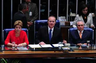 Solenidade contou com a presença de Dilma (esq.), do presidente do Congresso, Renan Calheiros (centro), e do vice-presidente da República, Michel Temer (dir.)