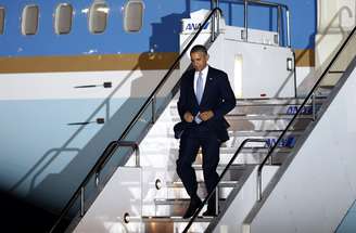 <p>Presidente dos EUA, Barack Obama, desembarca para visita de três dias na Ásia, no aeroporto internacional de Tóquio, nesta quarta-feira, 23 de abril</p>