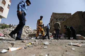 Ataque matou comandante do Exército; na imagem, oficiais observam área do crime