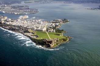 San Juan, Porto Rico - Capital de Porto Rico, San Juan não é só mais uma bela cidade caribenha, mas também é um destino rico em história. Segunda colônia europeia mais antiga do Novo Mundo, mantém na parte velha da cidade muito da arquitetura do passado. Entre os pontos turísticos está a fortificação militar San Felipe El Morro. Também fica em San Juan a residência oficial do governador, La Fortaleza, mais antiga mansão usada pelo poder executivo no Novo Mundo, construída em 1533