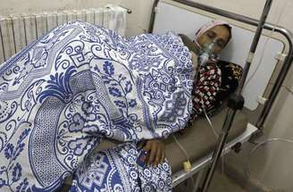 <p>Mulher afetada pelo que ativistas disseram ter sido um ataque com gás cloro recebe tratamento em um hospital de campanha de Hama, na Síria, em 22 de maio</p>