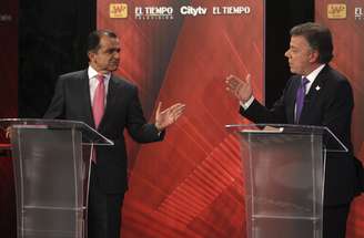 <p>Candidato presidencial Oscar Ivan Zuluaga (à esquerda) e atual presidente Juan Manuel Santos, durante um debate televisivo em Bogotá, Colômbia, em 9 de junho</p>