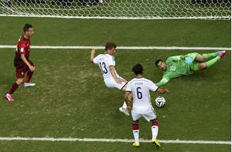 <p>Müller marca três dos quatro gols da Alemanha contra Portugal e se torna sério candidato à artilharia da Copa do Mundo de 2014.</p>