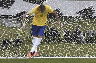 Atacante brasileiro Neymar em jogo contra o México.