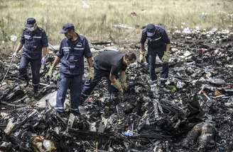 Restos de avião malaio são analisados por especialistas; EUA e Ucrânia acusam Rússia de enviar mísseis para separatistas que teriam derrubado o veículo