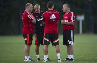 À espera de Vanderlei Luxemburgo, contratado para o lugar do demitido Ney Franco, o Flamengo voltou aos treinamentos sob o comandado de Marcelo Buarque, técnico dos juniores da equipe