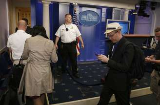 Jornalistas e funcionários tiveram que ser retirados neste segundo dia de invasão à Casa Branca