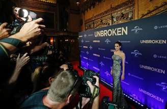 Atriz Angelina Jolie posa para fotos durante a estreia mundial do filme "Invencível", dirigido por ela, em Sydney. 17/11/2014.