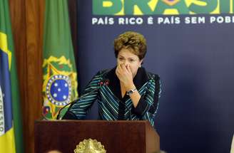 <p>A presidente Dilma Rousseff se emociona ao falar sobre as vítimas e parentes de mortos e desaparecidos da ditadura, em cerimônia de entrega do relatório final da Comissão Nacional da Verdade, nesta quarta-feira</p>