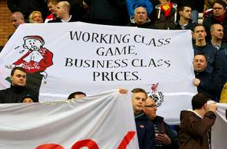 <p>Fãs do Liverpool protestam contra preço dos ingressos em 2013: irritação de torcedores populares é geral na Inglaterra</p>