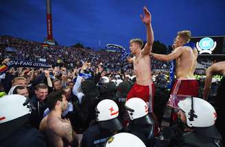 Jogadores do Hamburgo comemoraram com torcida, que invadiu o gramado e ficou em espaço cercado pela polícia