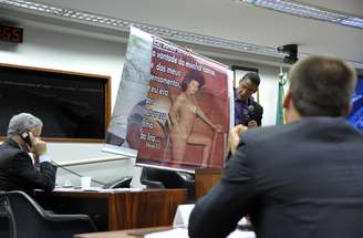 Pastor Joide Pinto Miranda mostra poster com foto de quando era travesti