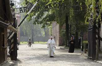 Papa Francisco visita o antigo campo de concentração de Auschwitz, na Polônia