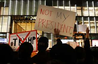 Manifestação contra a eleição de Donald Trump em frente à Trump Tower em Nova York