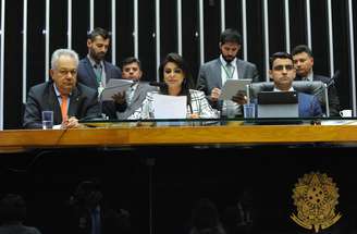 A segunda-secretária da Câmara dos Deputados, Mariana Carvalho (PSDB-RO) faz a leitura do parecer contra a investigação do presidente Michel Temer 