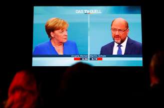 Jornalistas assistem debate entre chanceler da Alemanha, Angela Merkel, e seu adversário, Martin Schulz, em Berlim 03/09/2017 REUTERS/Fabrizio Bensch