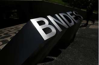 Logo do BNDES é visto na entrada da sede do banco no Rio de Janeiro 
11/1/2017 REUTERS/Nacho Doce