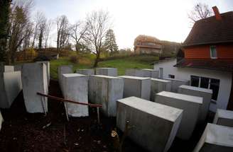 Versão de memorial do Holocausto perto de casa de líder da extrema-direita em Bornhagen
 22/11/2017    REUTERS/Kai Pfaffenbach