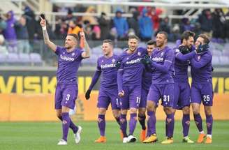 Vitor Hugo comemorando com os companheiros o gol da vitória da Fiorentina na Liga Italiana (Foto; Divulgação)