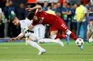 Polêmico lance de disputa de bola entre Sergio Ramos e Salah