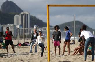 Malala joga futebol com meninas na praia de Copacabana no Rio de Janeiro
 11/7/2018    REUTERS/Ricardo Moraes