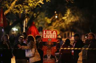 Apoiadores de Lula protestam na frente do TRF-4 em Porto Alegre, 8/7/2018 REUTERS/Diego Vara 