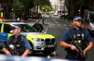 Policiais nos arredores do Parlamento britânico 14/08/2018 REUTERS/Hannah McKay