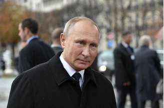 Vladimir Putin em uma cerimônia da Força Expedicionária Russa em Paris