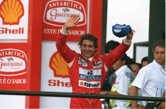 Ayrton Senna comemora vitória do GP Brasil, acena com o boné em Interlagos