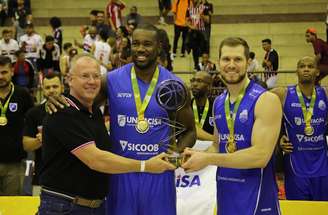 Unifacisa comemora a conquista da Liga Ouro de basquete (Foto: Rubens Chiri/SPFC)