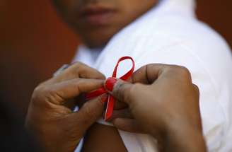 Fita vermelha que simboliza luta contra Aids
01/12/2013
REUTERS/Navesh Chitrakar