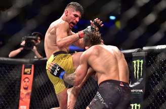 Vicente Luque dá golpe em Mike Perry durante o UFC Uruguai.