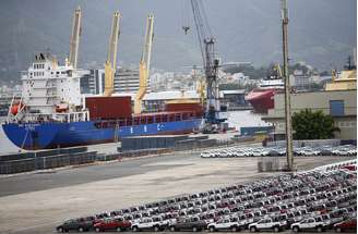Carros parados no porto do Rio de Janeiro
01/12/2015
REUTERS/Ricardo Moraes