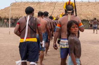 Indígenas se apresentam durante encontro que reuniu representantes 14 etnias e de quatro reservas extrativistas na Terra Indígena Menkragnoti, no Pará