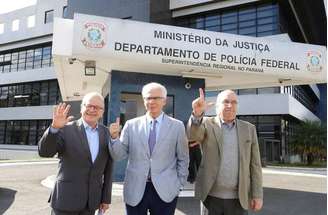 Baltasar Garzón (centro) visita Lula na cadeia, em Curitiba