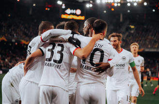 André Silva comemorando com a equipe (Foto: Divulgação/Eintracht Frankfurt)