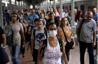 Mulher usa máscara de proteção na Central do Brasil, no centro do Rio
17/03/2020
REUTERS/Ricardo Moraes