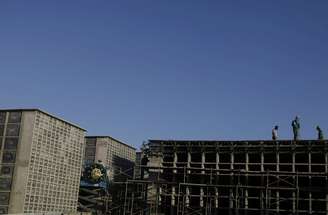 Operários constroem novas gavetas em cemitério do Rio de Janeiro
28/04/2020
REUTERS/Ricardo Moraes