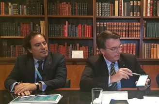 Em live semanal, presidente mostrou print da conversa entre Carla Zambelli e Sério Moro