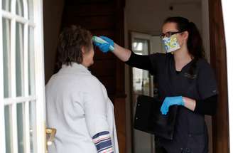 Médica verifica temperatura de paciente na entrada de clínica no Reino Unido
08/06/2020
REUTERS/Andrew Boyers