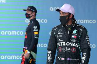 Lewis Hamilton e Max Verstappen após o GP da Espanha 