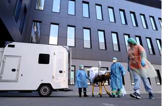 Vista externa de profissinais de saúde atendendo paciente infectado por Covid-19 em Liege, Belgica. 23/3/2020. REUTERS/Yves Herman