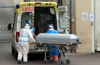 Remoção de vítima de coronavírus em hospital em Milão, norte da Itália