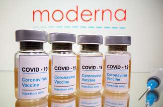 Frascos rotulados como de vacina contra Covid-19 em frente a logo da Moderna em foto de ilustração
31/10/2020 REUTERS/Dado Ruvic