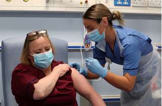 Vacina Pfizer/BioNTech contra Covid-19 é aplicada em idosa em hospital de Edimburgo, na Escócia
08/12/2020
Andrew Milligan/Pool via REUTERS