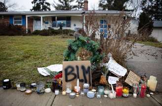 Velas e cartazes em protesto por assassinato de homem negro desarmado cometido por um policial branco em Columbus, no Estado norte-americano de Ohio
22/12/2020 REUTERS/Megan Jelinger