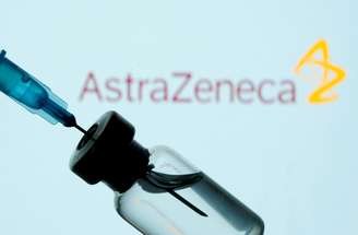 Vista de seringa com logotipo da AstraZeneca. 11/1/2021. REUTERS/Dado Ruvic