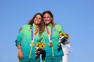 Martine Grael e Kahena Kunze no pódio após conquistarem medalha de ouro na Olimpíada de Tóquio
03/08/2021 REUTERS/Carlos Barria