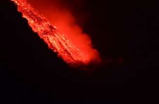 Nove dias após erupção, lava de vulcão de La Palma chega ao oceano 
29/09/2021
REUTERS/Borja Suarez