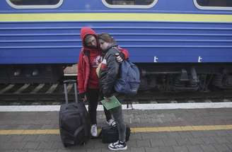 Refugiados aguardam trem em Odessa, na Ucrânia, para Polônia